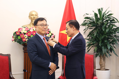 Trao tặng Đại sứ Hàn Quốc Kỷ niệm chương 'Vì sự nghiệp ngoại giao Việt Nam'