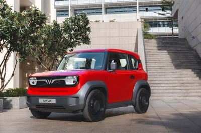 Quay đầu, đỗ xe bớt áp lực, chủ xe VinFast VF 3 tâm đắc: 'Đi đâu cũng mặc định dùng ô tô'