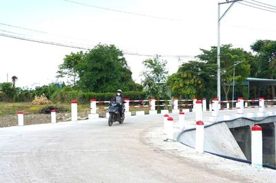 Cầu mới nối đôi bờ, người dân Hàm Thạnh hết cảnh lội suối mùa mưa
