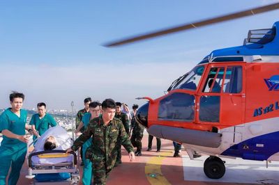 Xuyên đêm đưa người bệnh bị sốc tủy từ đặc khu Trường Sa về đất liền điều trị