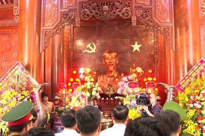 Thường trực Ban Bí thư dâng hương tưởng niệm Chủ tịch Hồ Chí Minh và tri ân các anh hùng liệt sĩ tại Nghệ An, Hà Tĩnh