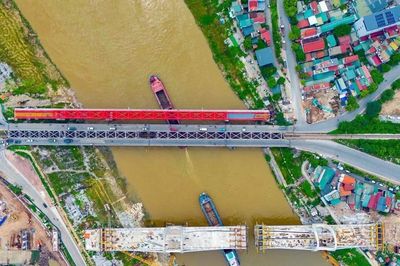[GALLERY] Hai thế hệ cầu Đuống song hành trước cuộc chuyển giao lịch sử