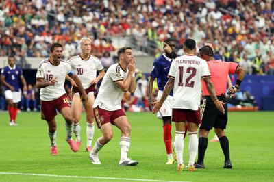 Trọng tài 'bẻ còi' khó hiểu ở bán kết World Cup 2026