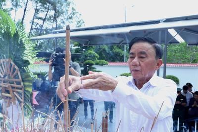 Thường trực Ban Bí thư Trần Cẩm Tú dâng hương tri ân các Anh hùng liệt sĩ