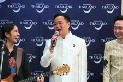 Khi Thủ tướng Thái Lan hòa nhịp cùng rocker trẻ