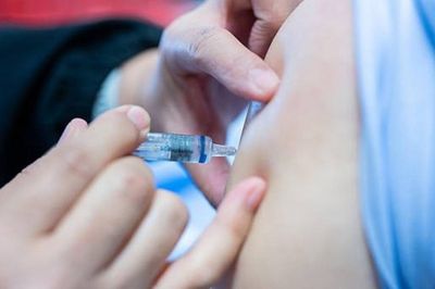 Lần đầu thử nghiệm vaccine phòng Ebola chủng Bundibugyo trên người