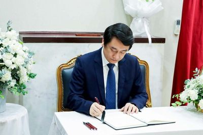 Thứ trưởng Ngoại giao Lê Anh Tuấn viếng, ghi sổ tang tưởng niệm cựu Quốc vương Qatar Sheikh Hamad bin Khalifa Al Thani
