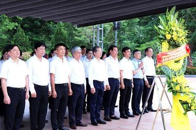 Chánh án TANDTC Nguyễn Văn Quảng dâng hương, tri ân các Anh hùng liệt sĩ tại Quảng Trị