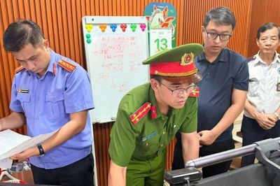 Ba giám đốc doanh nghiệp bị khởi tố vì bán máy tính cài 'Win lậu'