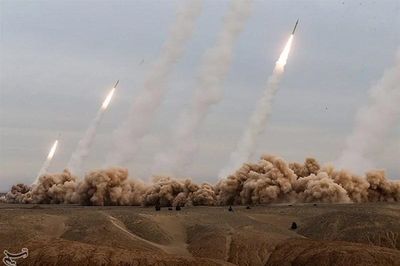 Iran tập kích loạt căn cứ quân sự Mỹ ở Trung Đông