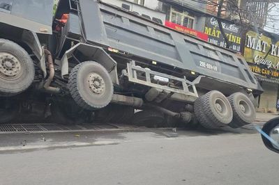 Xe tải 80 tấn 'sập hầm' trên công trường chống ngập