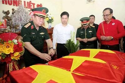Chủ nhiệm Tổng cục Chính trị thăm, tặng quà tại Tuyên Quang