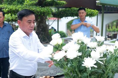 Thường trực Ban Bí thư Trần Cẩm Tú dâng hương tại Ngã ba Đồng Lộc