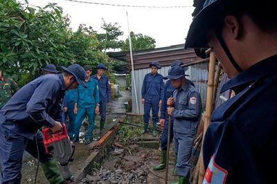 Khai quật 2 vị trí nghi mộ chôn tập thể 12 liệt sĩ