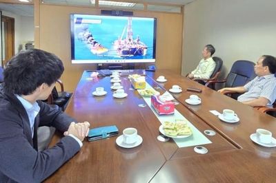 Đại diện Idemitsu trao tặng phim tư liệu về dự án Sao Vàng - Đại Nguyệt cho Chủ tịch Hội DKVN