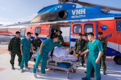 Trực thăng xuyên đêm vượt biển đưa người gặp nạn từ đảo Sơn Ca về đất liền cấp cứu