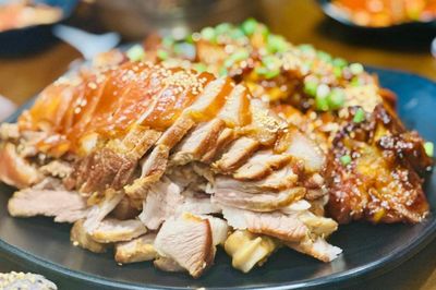 Người trung niên ăn chân giò thường xuyên, có thể xuất hiện 5 thay đổi