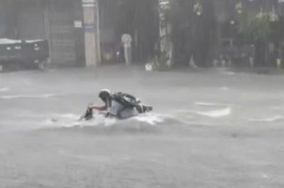 Quốc lộ biến thành 'sông', nước đục ngầu cuốn trôi xe máy của nam thanh niên