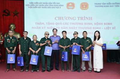 Đoàn công tác VKSND tối cao thăm, tặng quà các thương, bệnh binh tại Trung tâm Điều dưỡng thương binh Duy Tiên