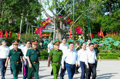 Thường trực Ban Bí thư Trần Cẩm Tú dâng hương tưởng niệm Chủ tịch Hồ Chí Minh, tặng quà tri ân các thương, bệnh binh