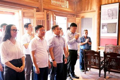 Đoàn công tác của Ủy ban Kiểm tra Trung ương dâng hương tưởng niệm đồng chí Hồ Tùng Mậu