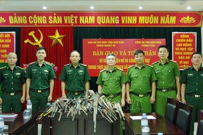 Bàn giao, tiếp nhận 39 khẩu súng các loại từ công tác vận động nhân dân giao nộp