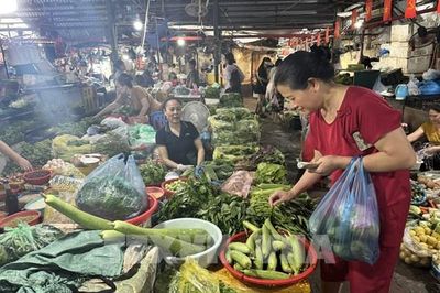 Giá xăng dầu liên tiếp hạ, thị trường hàng thiết yếu giảm chậm
