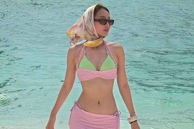 Á hậu Bùi Khánh Linh khoe lưng trần gợi cảm giữa biển xanh