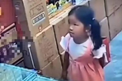 Bé gái 4 tuổi đi mua mì tôm một mình, câu nói khiến chủ tiệm lặng người