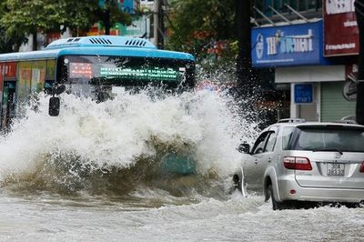 Bao giờ Thủ đô hết cảnh 'phố cũng như sông'?