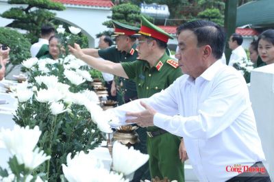 Thường trực Ban Bí thư Trần Cẩm Tú dâng hương tưởng niệm Anh hùng liệt sĩ tại Ngã ba Đồng Lộc