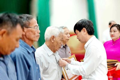 Đảng bộ xã Định Hòa trao 29 Huy hiệu Đảng