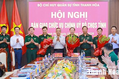 Bàn giao chức vụ Chính ủy Bộ Chỉ huy Quân sự tỉnh Thanh Hóa