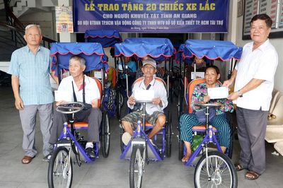Trao 20 xe lắc cho người khuyết tật