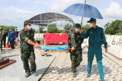 An Giang lấy mẫu ADN 6 hài cốt liệt sĩ chưa xác định danh tính tại Nghĩa trang Chợ Mới