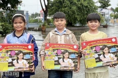 An Giang trao 100 bộ bút chấm đọc tiếng Anh cho con công nhân khó khăn