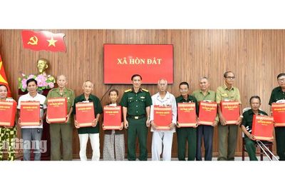 Quân ủy Trung ương - Bộ Quốc phòng tặng quà 20 gia đình chính sách tại xã Hòn Đất