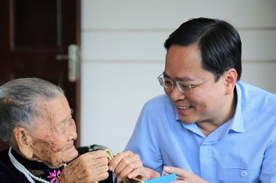 Chủ tịch Tổng Liên đoàn Lao động Việt Nam thăm, tặng quà Mẹ Việt Nam anh hùng và gia đình chính sách tại xã Chiên Đàn