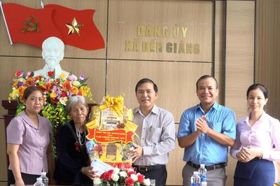 Lãnh đạo Ban Tổ chức Thành ủy Đà Nẵng tặng quà gia đình chính sách tại xã Bến Giằng