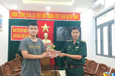 Cán bộ biên phòng Đà Nẵng trao trả tài sản cho người đánh rơi