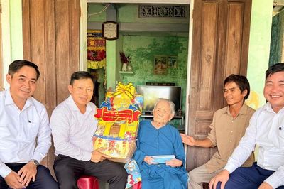 Trưởng ban Tổ chức Thành ủy tặng quà gia đình chính sách tại xã Duy Nghĩa và Nam Phước