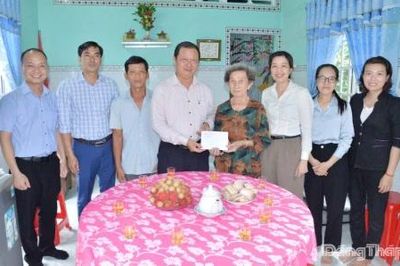 Đồng chí Phan Phùng Phú thăm, tặng quà gia đình có công với cách mạng