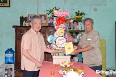 Đồng chí Ngô Chí Cường thăm, tặng quà gia đình chính sách tại phường Mỹ Tho
