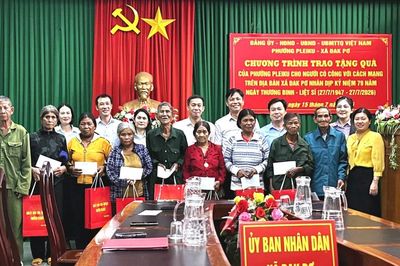 Phường Pleiku tặng quà cho gia đình chính sách tại Đak Pơ