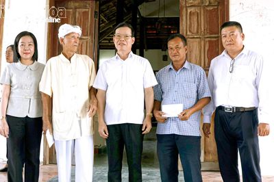 Lãnh đạo Ban Tuyên giáo và Dân vận Trung ương thăm, tặng quà tại 2 xã Ninh Phước và Xuân Hải