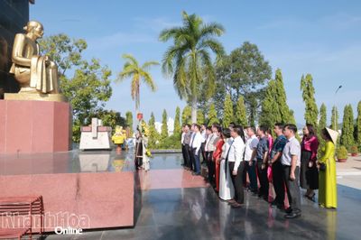 Đoàn Ban Nội chính Trung ương dâng hương tưởng niệm các anh hùng, liệt sĩ tại Nghĩa trang liệt sĩ Hòn Dung