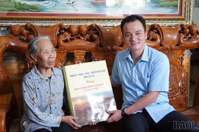 Phó Chủ tịch UBND tỉnh Giàng Quốc Hưng thăm, tặng quà gia đình người có công và thân nhân liệt sĩ phường Cầu Thia