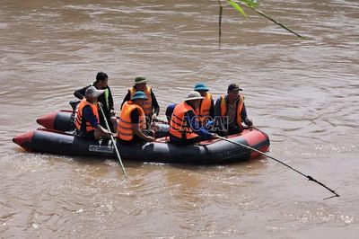 Xã Trịnh Tường tích cực tìm kiếm nạn nhân mất tích trên sông Hồng