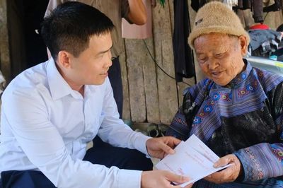 Mường Khương: 140 suất quà được trao tặng người có công với cách mạng nhân dịp 27/7