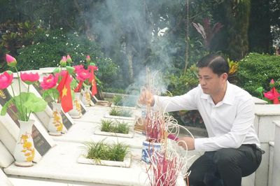 Đoàn công tác xã Trấn Yên dâng hương tri ân các Anh hùng liệt sĩ tại Nghĩa trang Liệt sĩ quốc gia Vị Xuyên